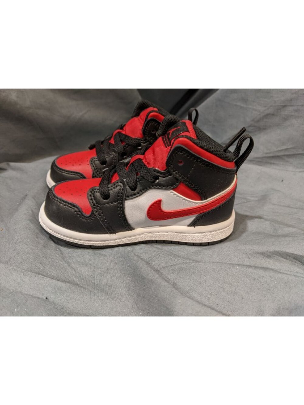 Nike Toddlers Jordan1 Mid (TD) Sneakers  Black/Fire Red White Size 4 NEW IN BOX! - Picture 5 of 7